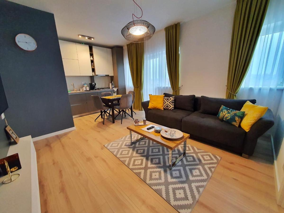 Elias Central Apartment - 2 Bedrooms & Free Parking 오라데아 외부 사진