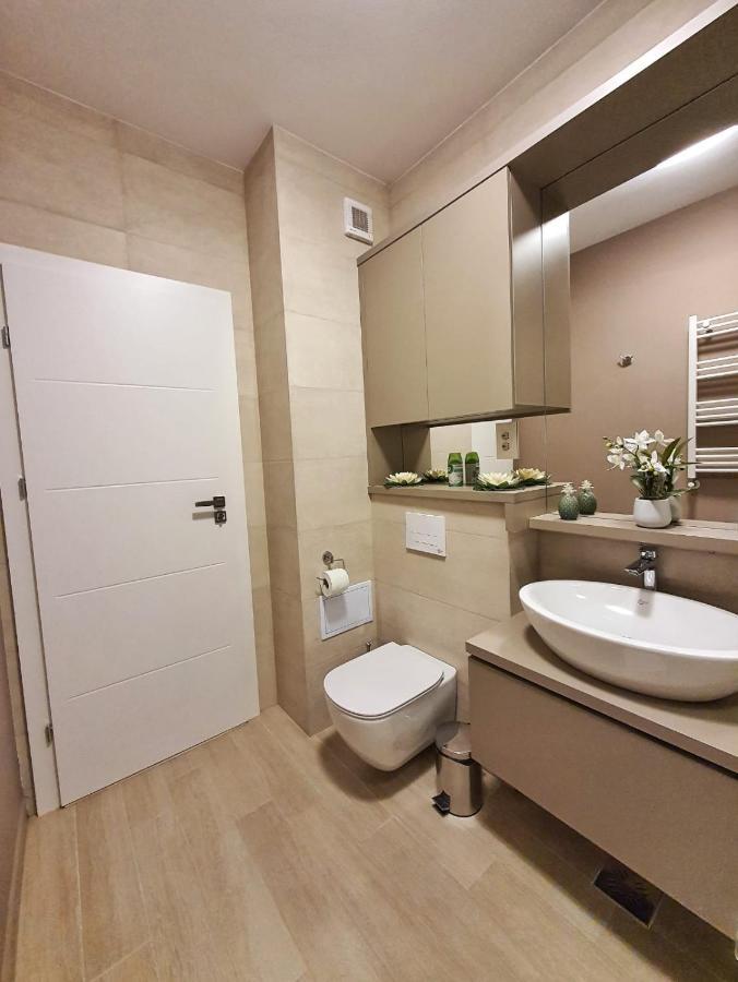 Elias Central Apartment - 2 Bedrooms & Free Parking 오라데아 외부 사진